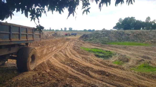 পুঠিয়ায় আবারো পুকুর খনন শুরু আগে করেছে আ'লীগ, এখন করছে বিএনপি