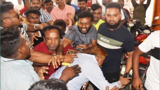 রাজশাহী ডিসি অফিসের সামনে সড়ক পরিবহনের দু-গ্রুপের সংঘর্ষ