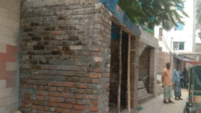 রাজশাহীতে সরকারি জায়গা দখল করে বিএনপি নেতাদের স্থাপনা নির্মাণ!