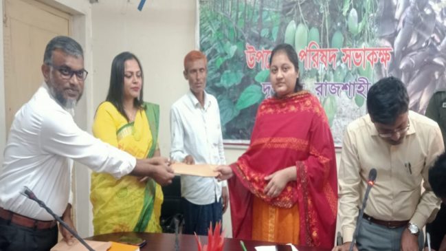 রাজশাহীর দুর্গাপুরে ১৪ লাখ টাকার ক্ষতিপূরণ পেলেন ১৩ কৃষক: ফুলকপি নষ্ট
