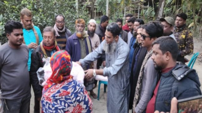 রাজশাহীর দুর্গাপুরে শীতার্তদের মাঝে শীতবস্ত্র বিতরণ