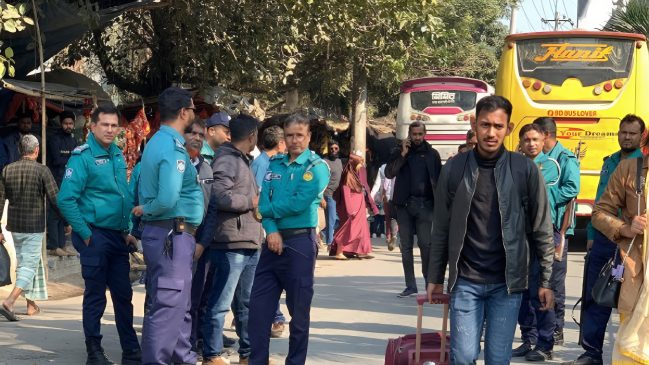 রাজশাহীতে দ্বিতীয় দিনের মতো বাস চলাচল বন্ধ রয়েছে