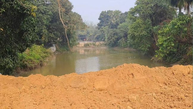 রাজশাহীর পবায় পুকুর ভরাট করে প্লট তৈরির প্রস্তুতি