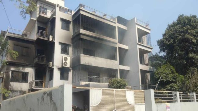 বাঘায় সাবেক প্রতিমন্ত্রী শাহরিয়ার আলমের বাসভবনে ভাঙচুর ও আগুন