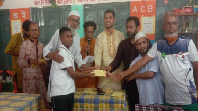 বিভাগীয় চ্যাম্পিয়ন হওয়ায় ফুটবল দলকে সম্মানী দিলেন উৎসব