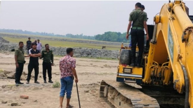 আ'লীগ বিদায় হলেও বাগমারায় থেমে নেই পুকুর খনন, ভ্রাম্যমান আদালতের জরিমানা