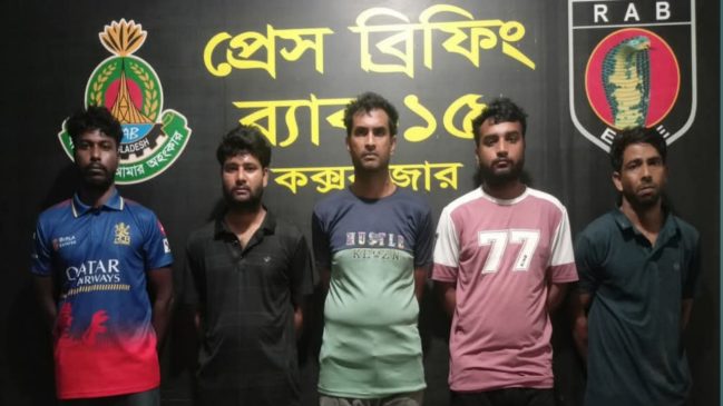 রাজশাহীর দুর্গাপুরে মকবুল হত্যা মামলার প্রধান আসামী সহ ৫ জন গ্রেফতার
