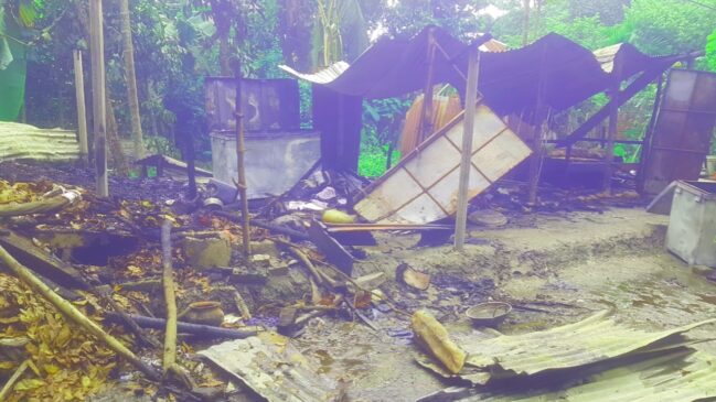 পুঠিয়ায় জুয়া খেলার টাকা না পেয়ে নিজ বাড়িতেই আগুন