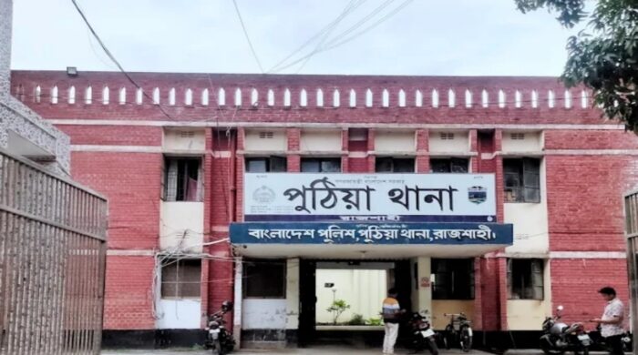 পুঠিয়ায় ভ্যানচালকের বিরুদ্ধে ৩য় শ্রেণীর ছাত্রীকে শ্লীলতাহানির অভিযোগ