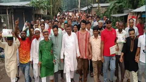 বাগমারার কামাল হোসেনের গণসংযোগ ও ৩১ দফার লিফলেট বিতরণ