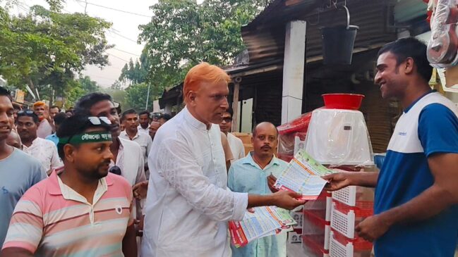 তারেক রহমানের ৩১ দফা প্রচারে আবু বকর সিদ্দিকের লিফলেট বিতরণ ও গণসংযোগ